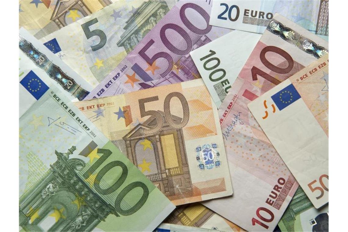 Zwei Eurojackpot-Tipper mit Millionengewinn Zahlreiche Euro-Banknoten liegen auf einem Tisch. Foto: Daniel Reinhardt/dpa/Symbolbild