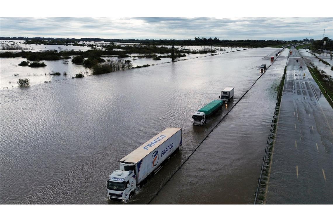 Unwetter in Argentinien: Schulkinder per Helikopter gerettet Zahlreiche Fahrzeuge, auch Schulbusse, blieben auf den überfluteten Straßen stecken.