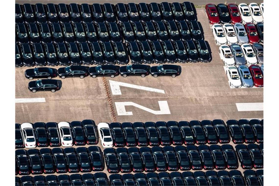 Daimler parkt Tausende Autos auf Flugplatz in Niedersachsen