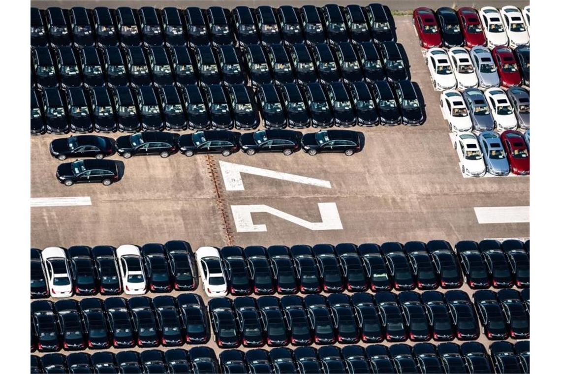 Daimler parkt Tausende Autos auf Flugplatz in Niedersachsen Zahlreiche Fahrzeuge von Mercedes-Benz stehen auf dem ehemaligen Flugplatz Ahlhorn auf einer Landebahn. Foto: Mohssen Assanimoghaddam
