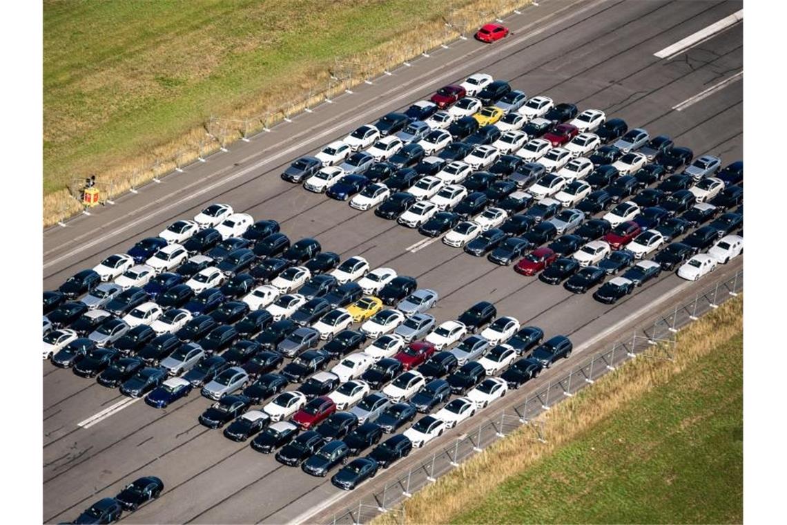 Zahlreiche Fahrzeuge von Mercedes-Benz stehen auf dem ehemaligen Flugplatz Ahorn auf einer Landebahn (Symbolbild). Daimler muss erneut mehrere Hunderttausend Diesel-Fahrzeuge zurückrufen. Foto: Mohssen Assanimoghaddam/dpa