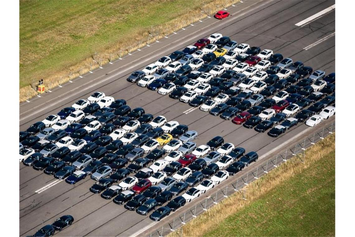 Daimler muss erneut Hunderttausende Diesel zurückrufen Zahlreiche Fahrzeuge von Mercedes-Benz stehen auf dem ehemaligen Flugplatz Ahorn auf einer Landebahn (Symbolbild). Daimler muss erneut mehrere Hunderttausend Diesel-Fahrzeuge zurückrufen. Foto: Mohssen Assanimoghaddam/dpa