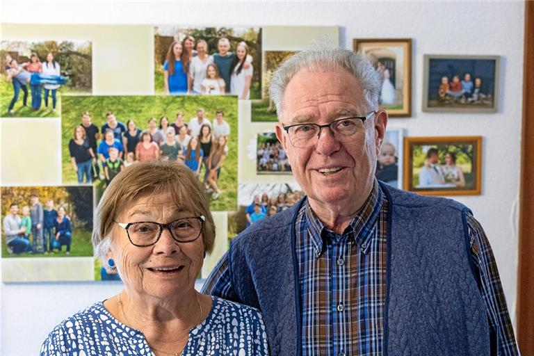 Zahlreiche Familienfotos zieren die Wände der Wohnung von Margarete und Manfred Rudolf Bittighofer. Foto/Repro: Alexander Becher