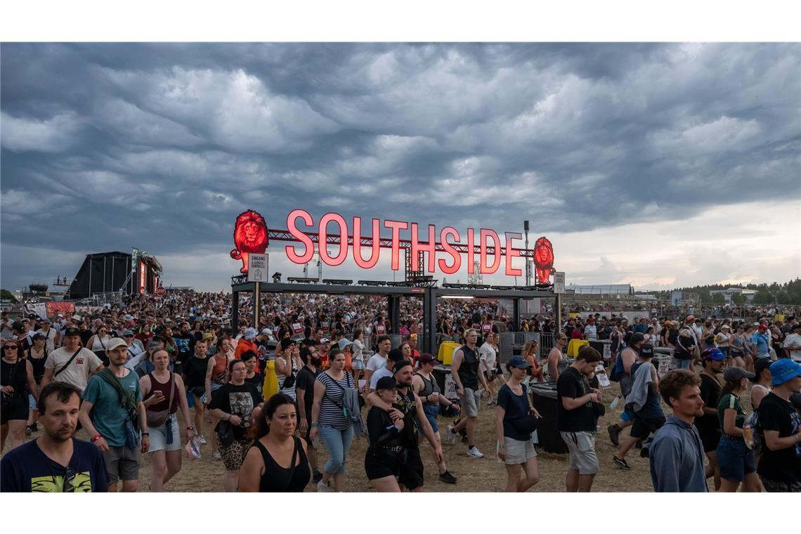 Zahlreiche Festivalbesucher verlassen beim Auftakt des Southside-Festivals das Festivalgelände. Aufgrund des Wetters wurde das Gelände evakuiert.