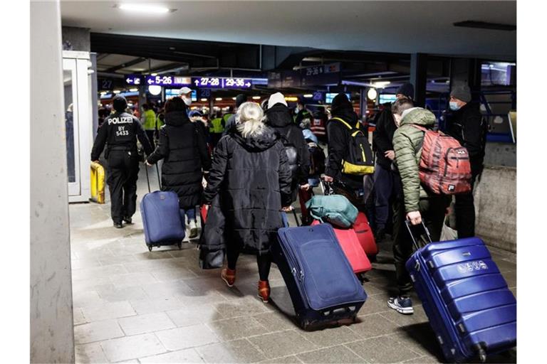 Zahlreiche Flüchtlinge aus der Ukraine gehen nach ihrer Ankunft mit einem Sonderzug am Münchner Hauptbahnhof zur Registrierung. Foto: Matthias Balk/dpa