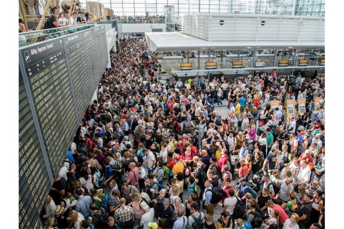 Nach Flugchaos-Sommer sinkt Zahl der Schlichtungsfälle Zahlreiche Fluggäste warten am Flughafen in München am Terminal 2 auf ihre Flüge. Foto: Matthias Balk