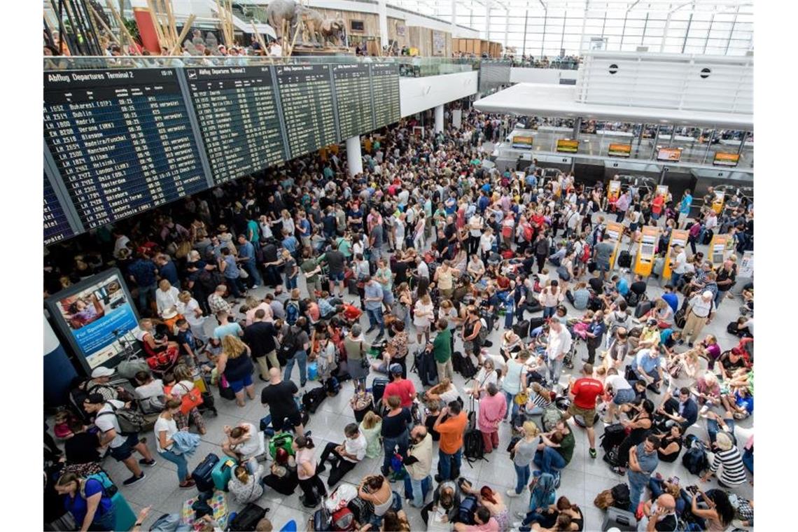 Zahlreiche Fluggäste warten am Terminal 2 des Münchner Flughafens nach der Sicherheitspanne auf ihre Flüge. Foto: Matthias Balk