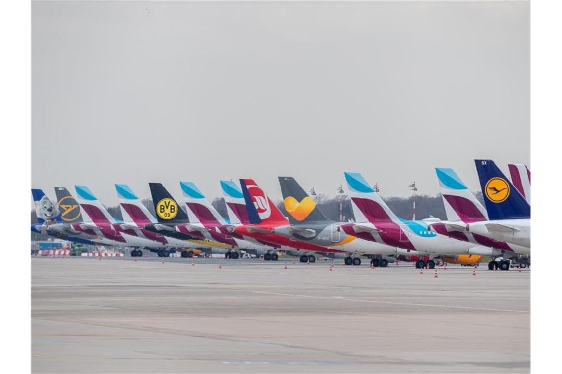 Zahlreiche Flugzeuge diverser Gesellschaften stehen auf dem Vorfeld des Düsseldorfer Flughafens. Foto: Marcel Kusch/dpa