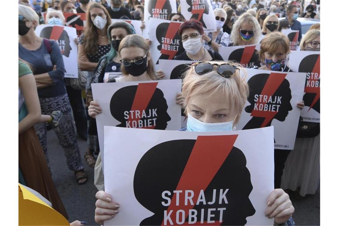 Polen könnte von Konvention gegen Gewalt an Frauen abrücken Zahlreiche Frauen in Warschau protestieren gegen die Pläne der Regierung, sich aus der Istanbul-Konvention zurückzuziehen. Foto: Czarek Sokolowski/AP/dpa