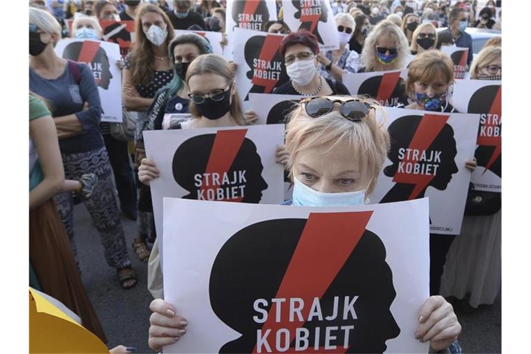 Zahlreiche Frauen in Warschau protestieren gegen die Pläne der Regierung, sich aus der Istanbul-Konvention zurückzuziehen. Foto: Czarek Sokolowski/AP/dpa