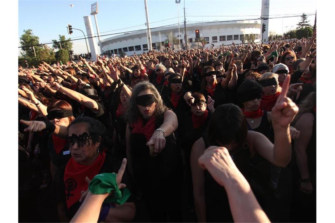Frauen in Mexiko erheben ihre Stimme gegen Femizide Zahlreiche Frauen nehmen mit verbundenen Augen an einer Performance gegen Gewalt gegen Frauen in Chile teil. Foto: Ailen Diaz/Agencia Uno/dpa
