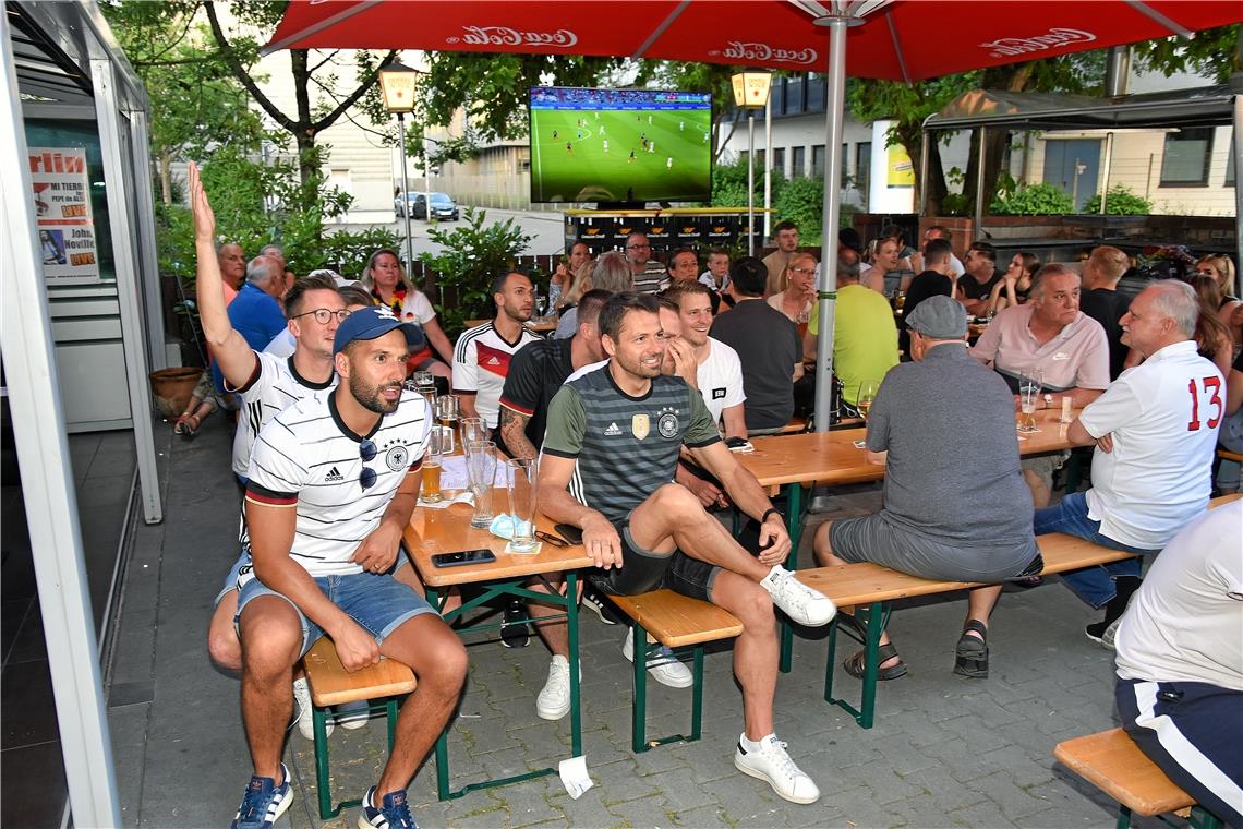 Zahlreiche Gäste haben auf der Terrasse im Merlin Fußball geschaut – die Ausgelassenheit von sonst war jedoch nicht zu spüren. Fotos: T. Sellmaier