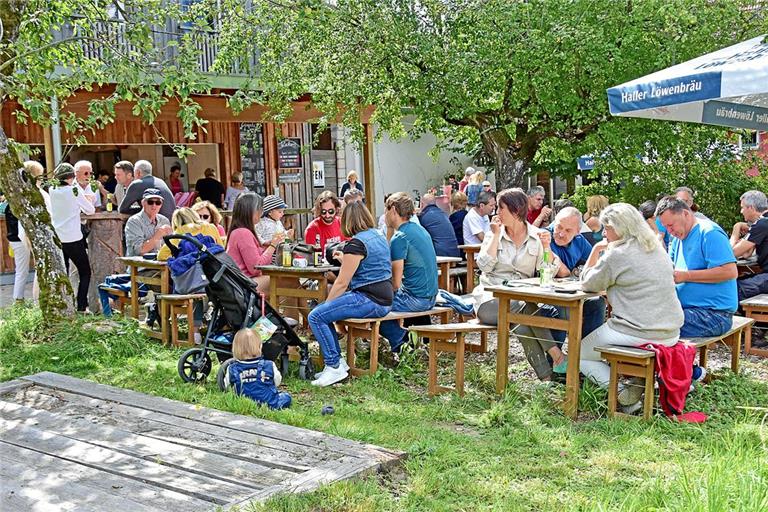 Zahlreiche Gäste nutzen die Gelegenheit zum Abschied vom Kabirinett. Fotos: Tobias Sellmaier