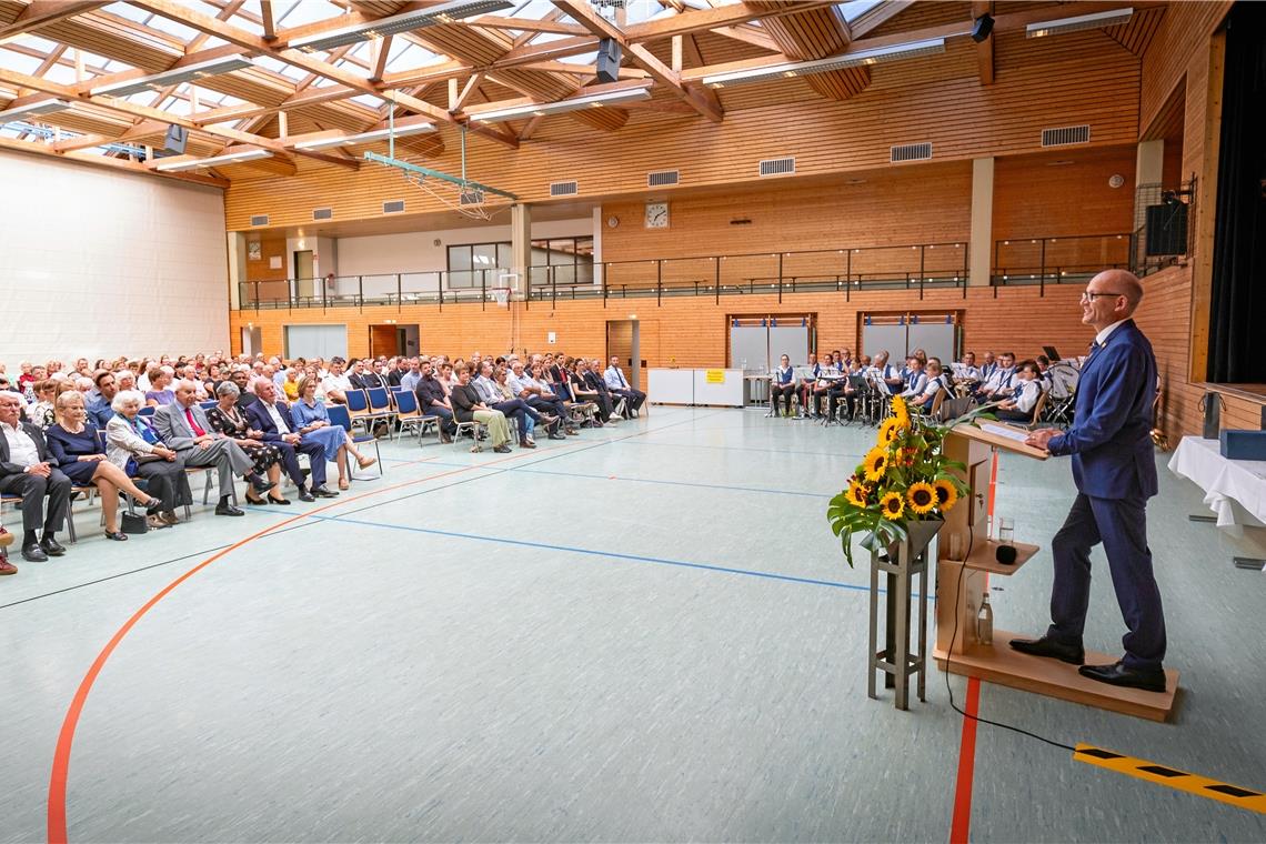 Zahlreiche Gäste verfolgen in der Gemeindehalle die Ehrungen für verdient Bürgerinnen und Bürger Oppenweilers. 