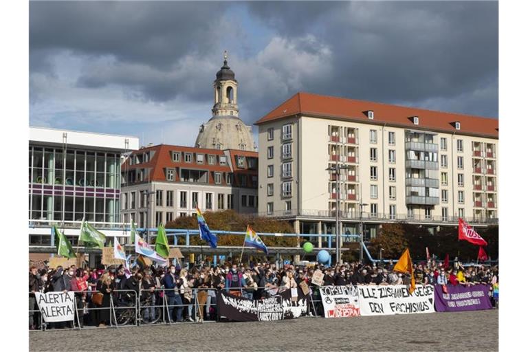 Zahlreiche Gegendemonstranten haben sich zum Jahrestag der Pegida-Bewegung in Dresden versammelt. Foto: Matthias Rietschel/dpa-Zentralbild/dpa