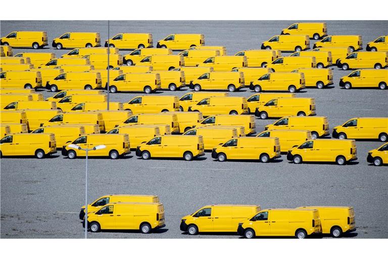 Zahlreiche gelbe Neufahrzeuge vom Typ Volkswagen T7 für die Deutsche Post stehen auf einem Gelände am JadeWeserPort in Wilhelmshaven und werden dort vor Auslieferung zwischengelagert.