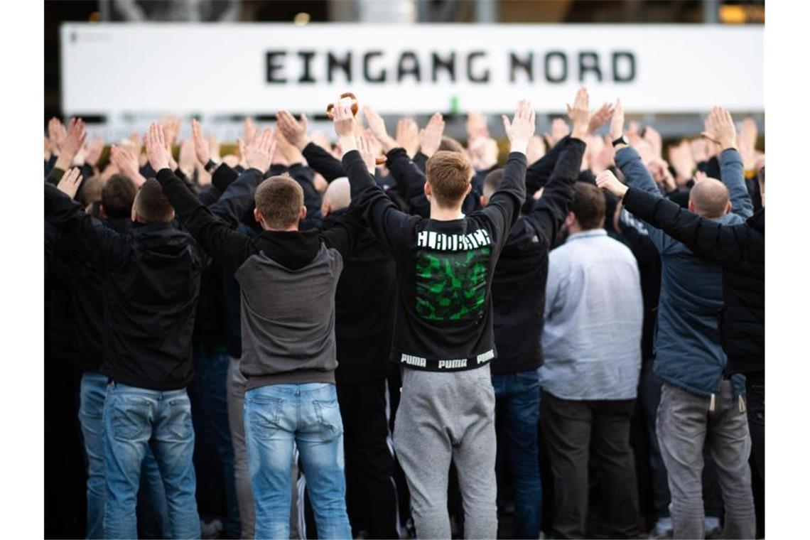 Gladbach stürmt in seltsamer Stille zum Derbysieg Zahlreiche Gladbach-Fans unterstützten ihr Team vor den Stadioneingängen. Foto: Jonas Güttler/dpa
