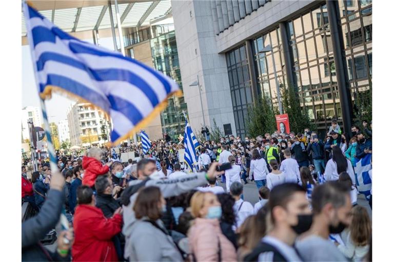 Zahlreiche Griechen feiern in der Stuttgarter Innenstadt bei einer Gedenk- und Ehrenparade. Foto: Christoph Schmidt/dpa