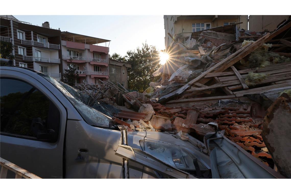Zahlreiche Häuser sind nach dem Erbeben in der Westtürkei zerstört