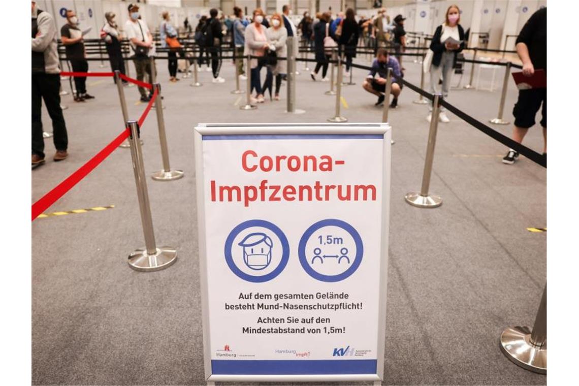 Schon mehr Erstgeimpfte? Abweichungen in RKI-Impfdaten Zahlreiche Impflinge warten in einer Schlange in den Messehallen in Hamburg auf ihre Impfung. Foto: Christian Charisius/dpa