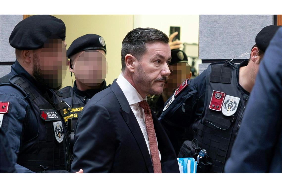 Prozess gegen Benko nach zwei Stunden auf Mittwoch vertagt Zahlreiche Journalisten verfolgten den Auftakt des Prozesses gegen René Benko.