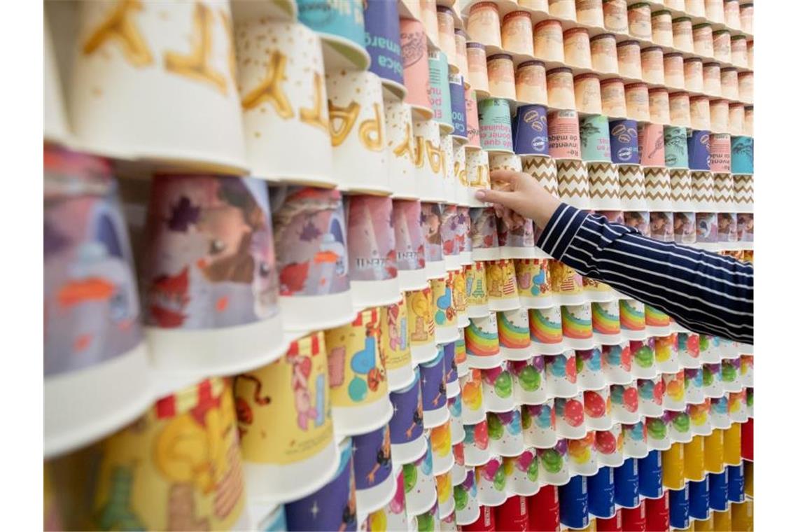 Verpackungsindustrie will grüner werden Zahlreiche Kaffeebecher, bestehend aus 93 Prozent Papier, sind am Stand des rumänischen Verpackungs-Herstellers Siba auf der FachPack 2019, die Fachmesse für Verpackungen, Prozesse und Technik, ausgestellt. Foto: Daniel Karmann