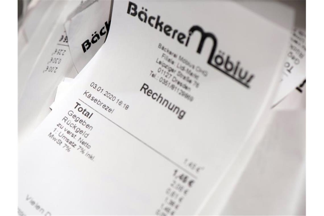 Bäcker sehen sich in Kritik an Kassenbonpflicht bestätigt Zahlreiche Kassenzettel einer Bäckerei liegen in einer Schale. Foto: Sebastian Kahnert/dpa-Zentralbild/dpa