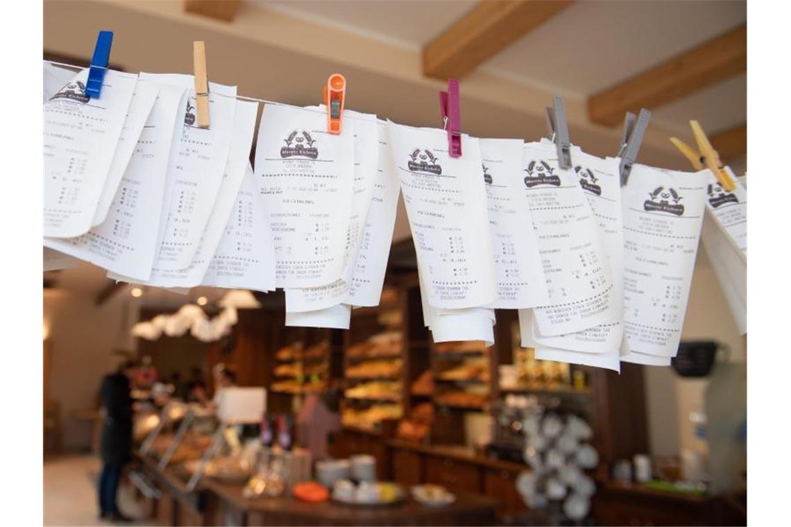Kaum Ausnahmen von Bonpflicht Zahlreiche Kassenzettel hängen in einer Bäckerei an einer Leine. Foto: Sebastian Kahnert/dpa-Zentralbild/dpa