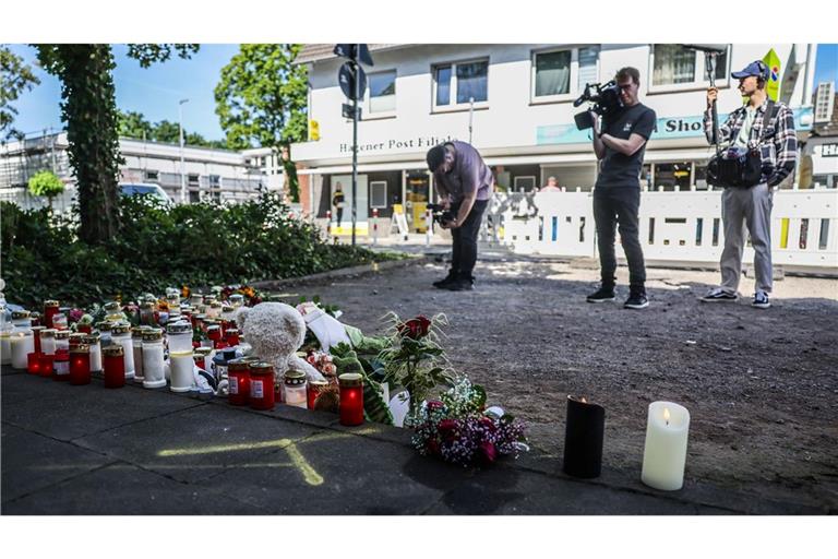 Zahlreiche Kerzen und Blumen an der Unfallstelle - die Autofahrerin soll ein Gerät zur Herzüberwachung getragen haben.