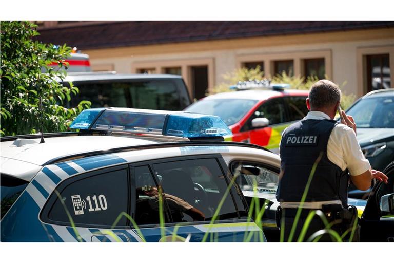 Zahlreiche Kräfte von Polizei und Rettungsdienst rückten aus.