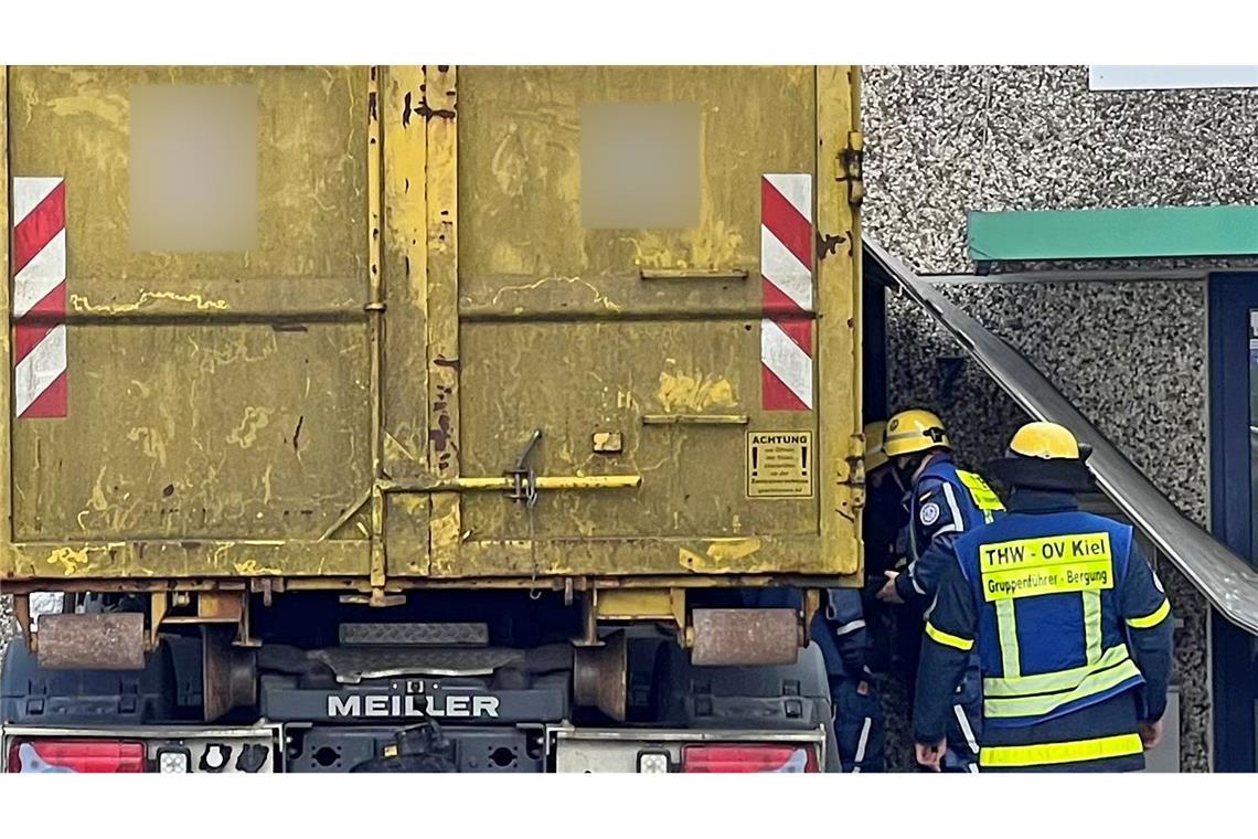 Zwei Fahrer sterben bei schwerem Lastwagen-Unfall in Kiel