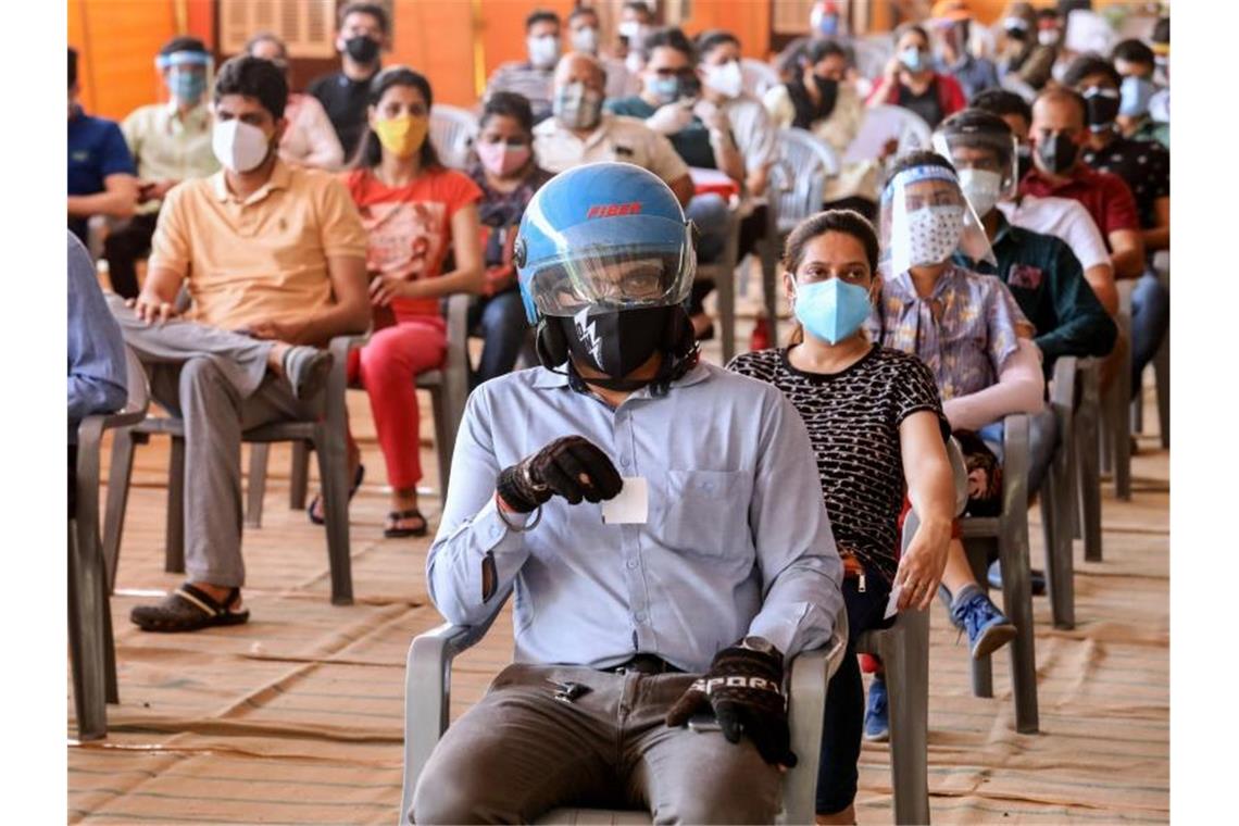 Über 4000 Corona-Tote an einem Tag in Indien Zahlreiche Menschen ab 18 Jahren warten in einem Impfzentrum in Neu Delhi darauf, die erste Dosis des Corona-Impfstoffs von Astrazeneca zu erhalten. Foto: Naveen Sharma/SOPA Images via ZUMA Wire/dpa