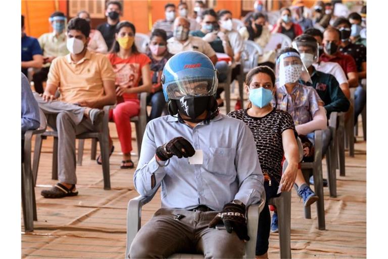 Zahlreiche Menschen ab 18 Jahren warten in einem Impfzentrum in Neu Delhi darauf, die erste Dosis des Corona-Impfstoffs von Astrazeneca zu erhalten. Foto: Naveen Sharma/SOPA Images via ZUMA Wire/dpa