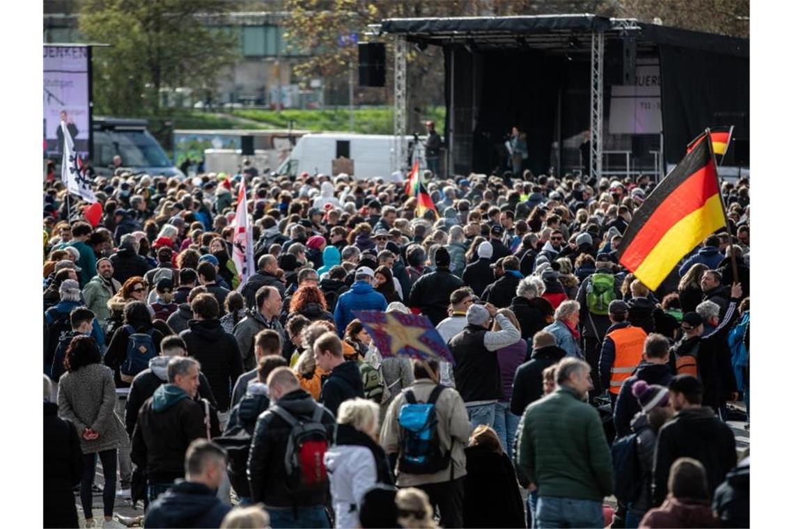 Stadt: Rechtsgutachten bestätigt Vorgehen am Karsamstag Zahlreiche Menschen bei einer Demonstration der Initiative „Querdenken“ auf dem Cannstatter Wasen. Foto: Christoph Schmidt/dpa/Archivbild