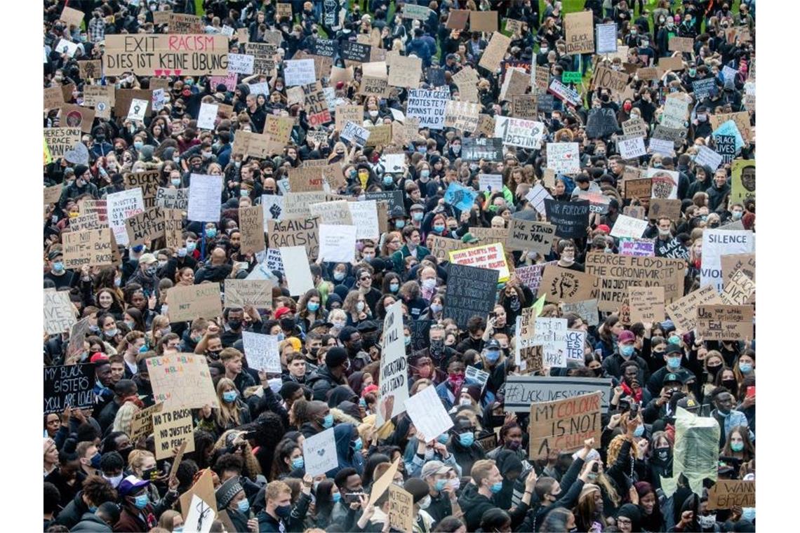 Tausende gehen im Südwesten gegen Rassismus auf die Straße Zahlreiche Menschen bei einer Demonstration gegen Rassismus und Polizeigewalt in Stuttgart. Foto: Christoph Schmidt/dpa