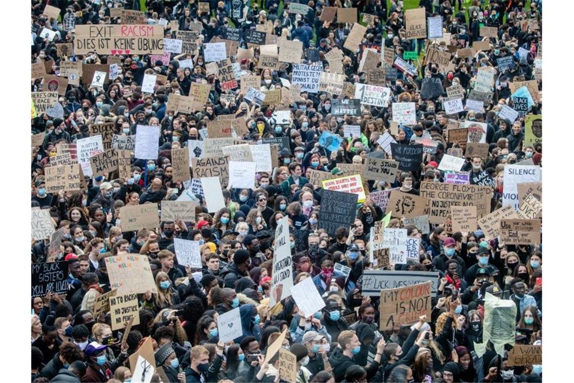 Zahlreiche Menschen bei einer Demonstration gegen Rassismus und Polizeigewalt in Stuttgart. Foto: Christoph Schmidt/dpa