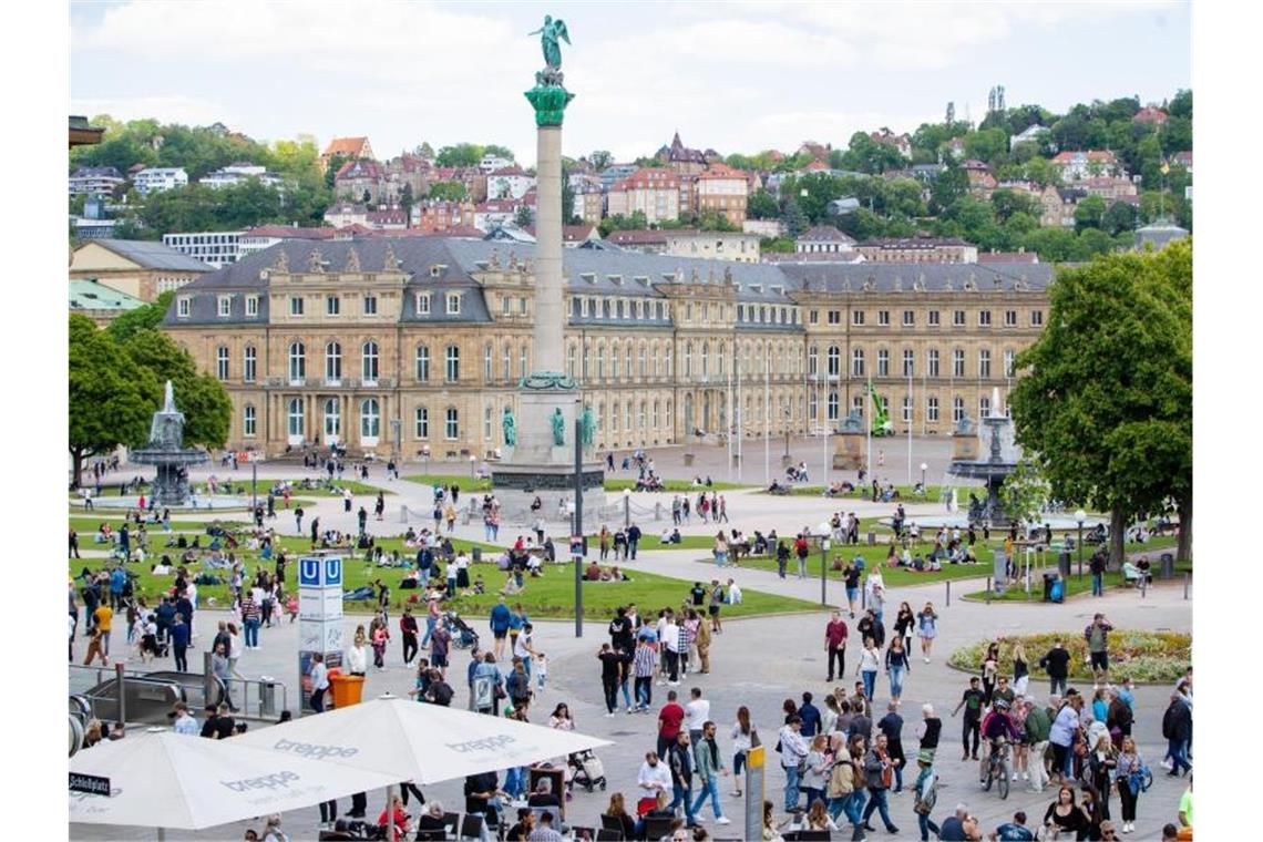 Niedriger Inzidenzwert ermöglicht Lockerungen in Stuttgart Zahlreiche Menschen besuchen die Stuttgarter Innenstadt. Foto: Christoph Schmidt/dpa/Archivbild