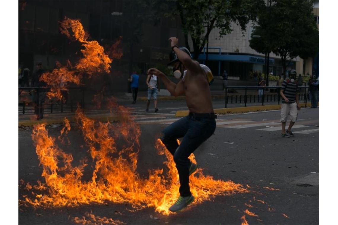 Venezuelas Präsident Maduro stellt den USA ein Ultimatum Zahlreiche Menschen demonstrieren gegen die Regierung in Venezuela. Foto: Rafael Hernandez