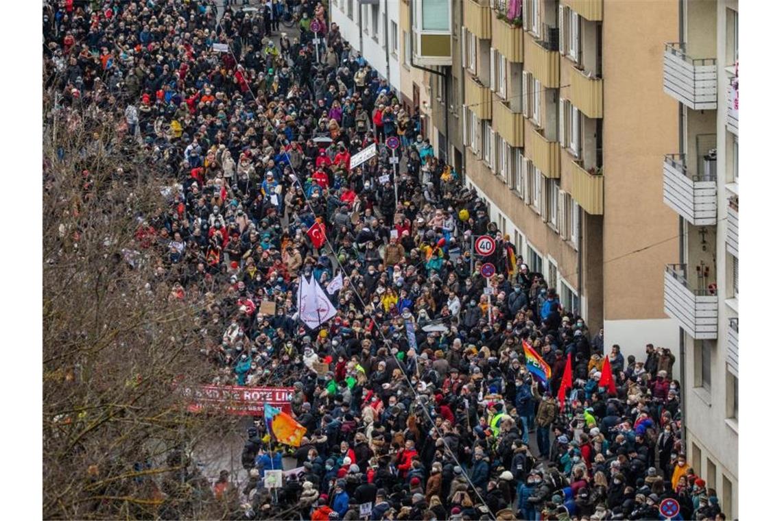 Wieder Proteste gegen Corona-Politik Zahlreiche Menschen demonstrieren vor dem Funkhaus des Südwestrundfunks (SWR) gegen die staatlichen Corona-Regeln . Foto: Christoph Schmidt/dpa
