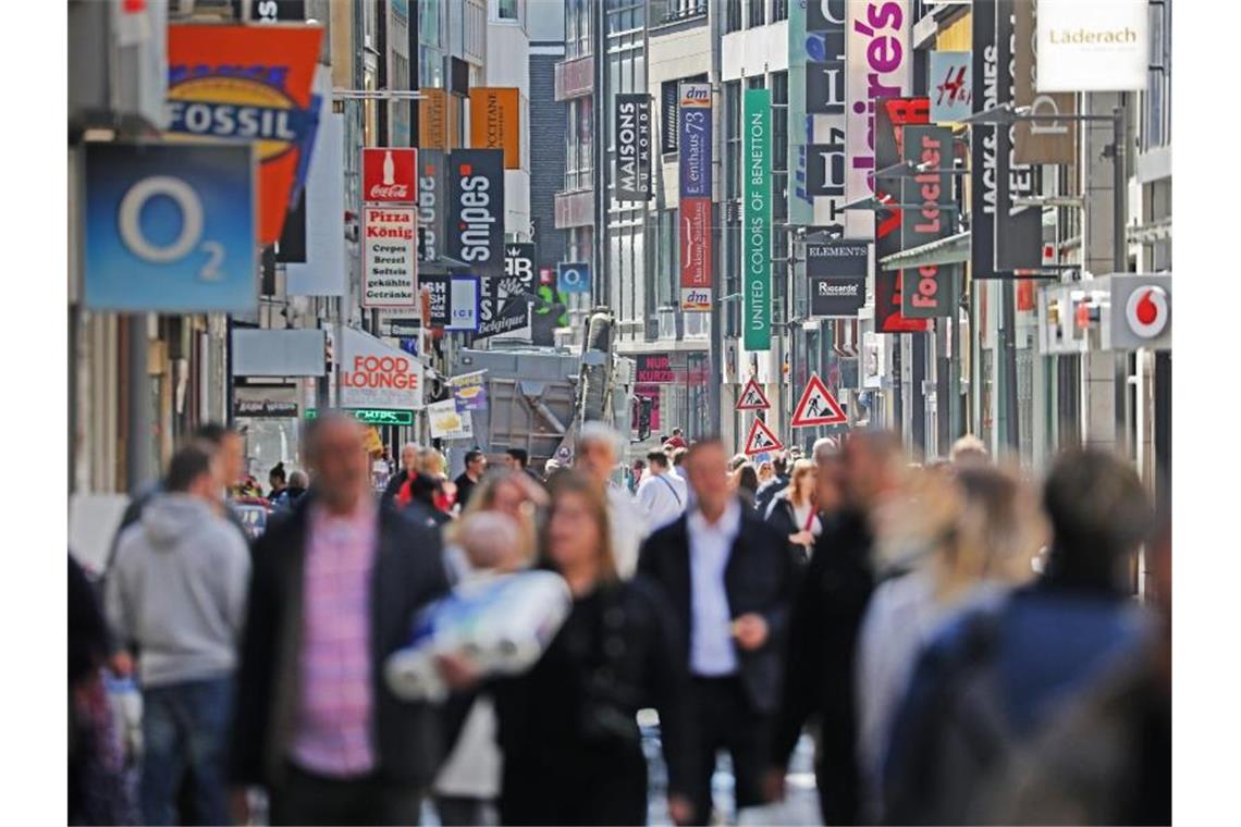 Zahlreiche Menschen gehen über die Hohe Straße in Köln. Foto: Oliver Berg/dpa