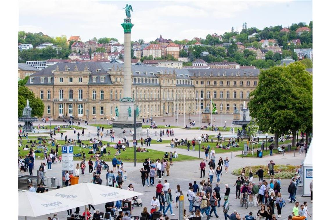 Landesregierung bereitet neue Corona-Verordnung vor Zahlreiche Menschen genießen auf dem Schlossplatz in Stuttgart das schöne Wetter. Foto: Christoph Schmidt/dpa/Archivbild
