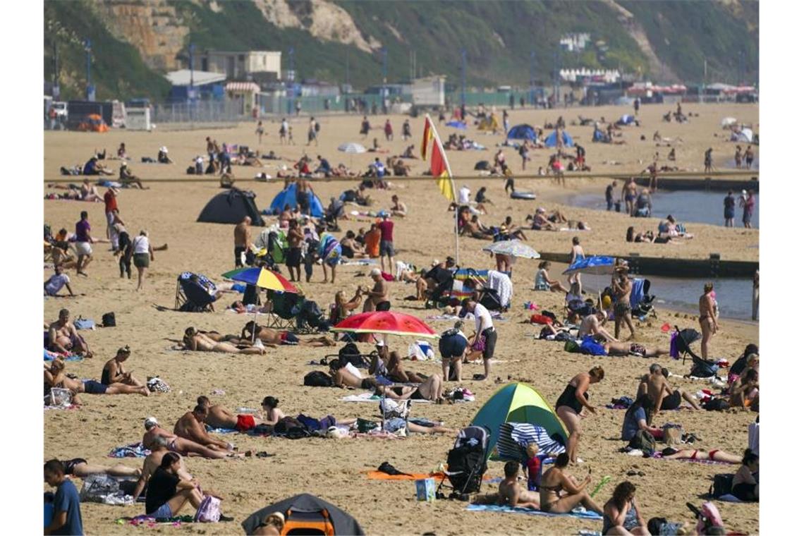 Zahlreiche Menschen genießen das warme Wetter am Strand von Bournemouth. Foto: Steve Parsons/PA Wire/dpa