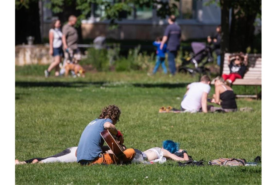 Warmer und sonniger Dienstag im Südwesten Zahlreiche Menschen genießen im Kurpark die Sonne. Foto: Christoph Schmidt/dpa/Archivbild