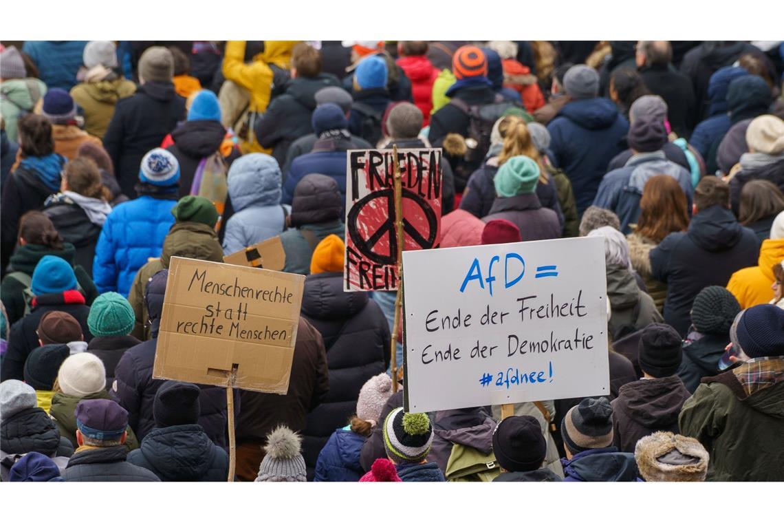 Zahlreiche Menschen haben sich unter dem Motto "Demokratie verteidigen" auf dem Römerberg in Frankfurt am Main versammelt.