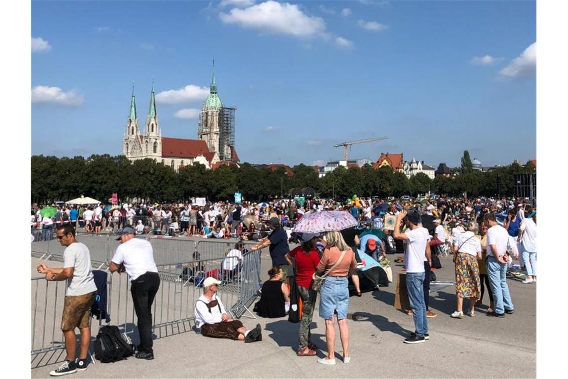 Zahlreiche Menschen haben sich zu einer Kundgebung auf der Theresienwiese in München eingefunden. Foto: Valentin Gensch/dpa