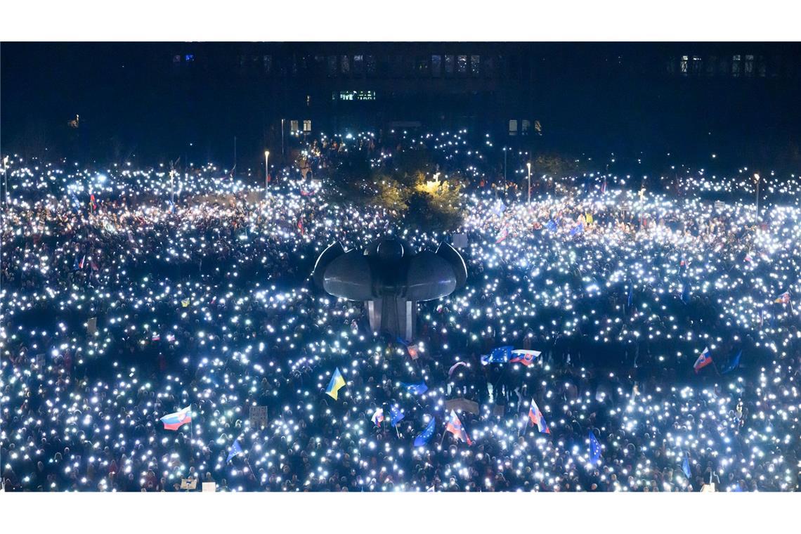 Bilder des Tages Zahlreiche Menschen halten ihre Handys hoch während des Protests in Bratislava gegen die Politik des linksnationalen slowakischen Ministerpräsidenten Fico.