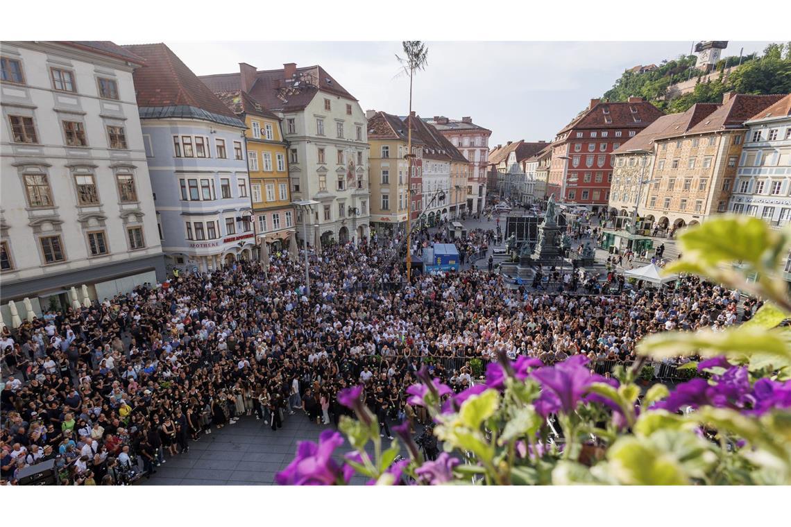 Bilder des Tages Zahlreiche Menschen kommen in Graz zur offiziellen Trauerfeier zusammen, um der Opfer des Amoklaufs an einer Schule zu gedenken.