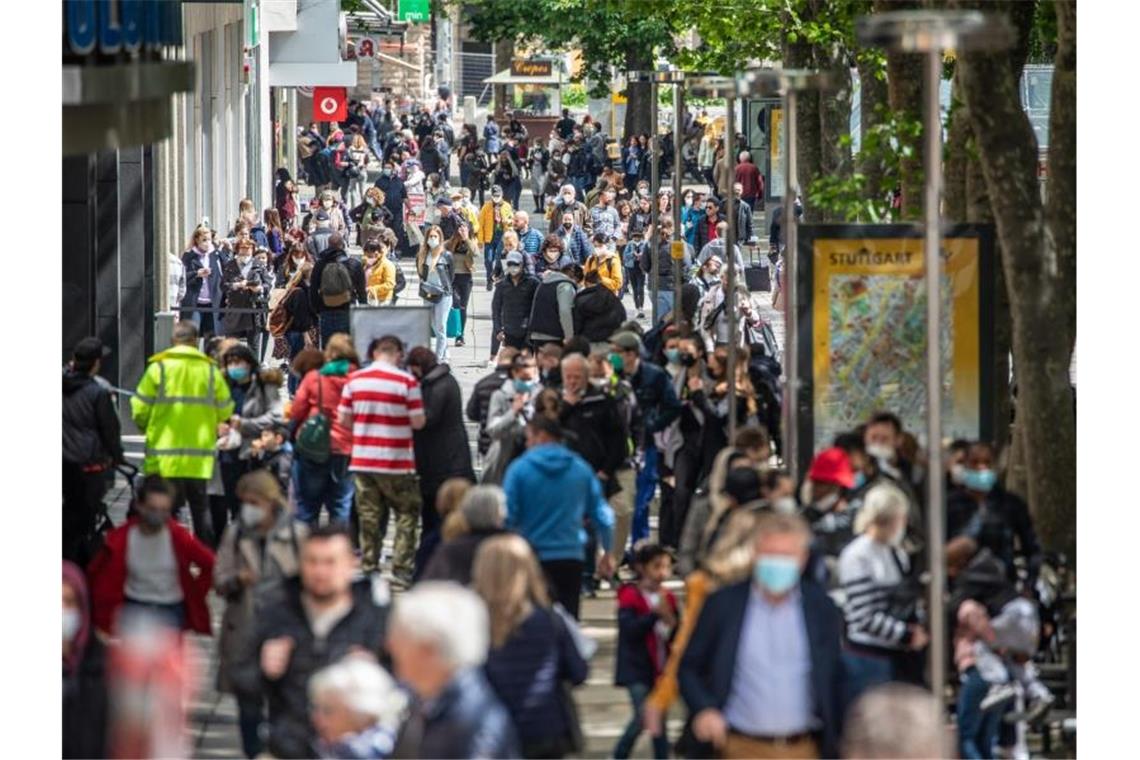 Einzelhandel im Mai wieder mit besseren Geschäften Zahlreiche Menschen laufen durch die Königstraße in Stuttgart. Foto: Christoph Schmidt/dpa