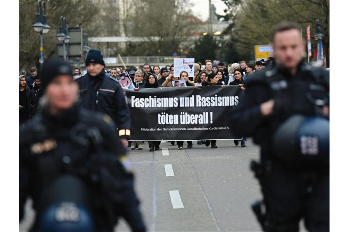 Nach Hanau-Anschlag: Polizei zeigt bundesweit mehr Präsenz Zahlreiche Menschen laufen in Hanau während eines Trauermarsches vom Tatort Heumarkt zum Tatort Kurt-Schumacher-Platz. Foto: Nicolas Armer/dpa