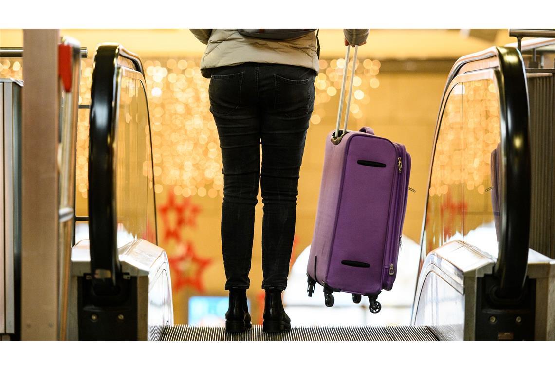 Zahlreiche Menschen machen sich vor Weihnachten auf den Weg zu ihren Liebsten. (Symbolbild)